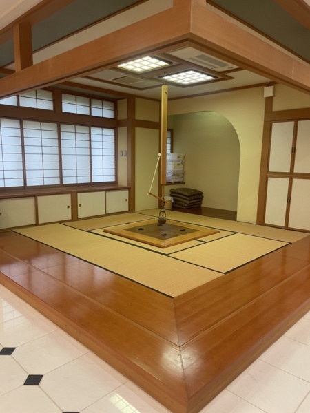 囲炉裏付きの和室です