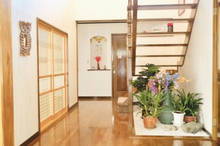 ２階へ行く階段と廊下