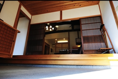 玄関からリビング